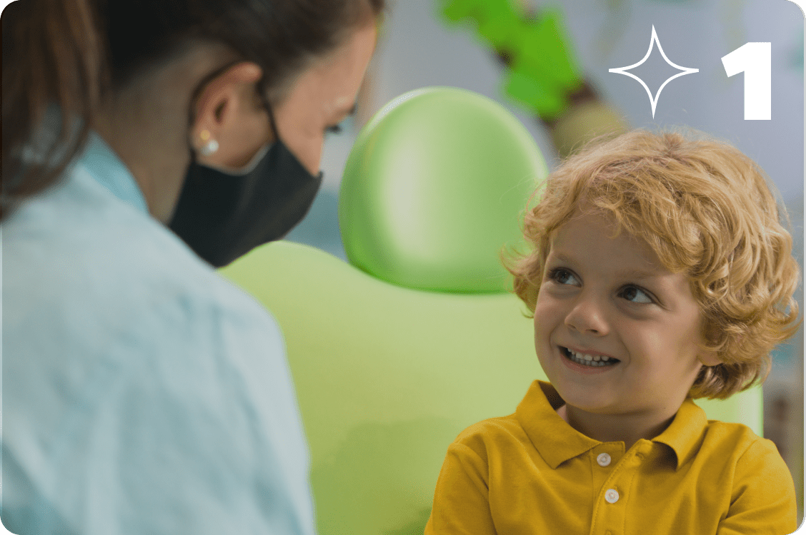 En esta cita revisaremos la boca del niño para detectar posibles caries y hábitos infantiles que pongan en riesgo su desarrollo bucodental.