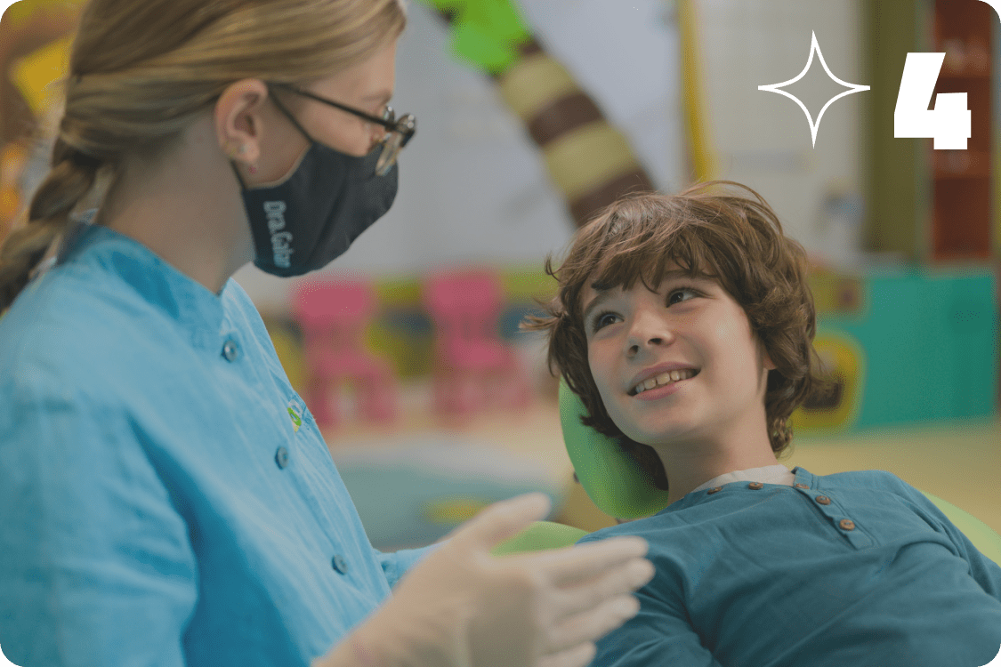 Se establecen las necesidades del niño: iniciar un tratamiento para corregir el crecimiento de los huesos o pautar revisiones periódicas.