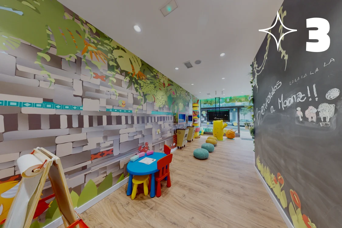 Nuestros espacios son coloridos, están adaptados a los niños y cuentan con diversas opciones de entretenimiento. Tampoco llevamos los típicos uniformes de dentista ni olemos como el resto de clínicas dentales. Por tanto, los niños se olvidan de que están en una.
